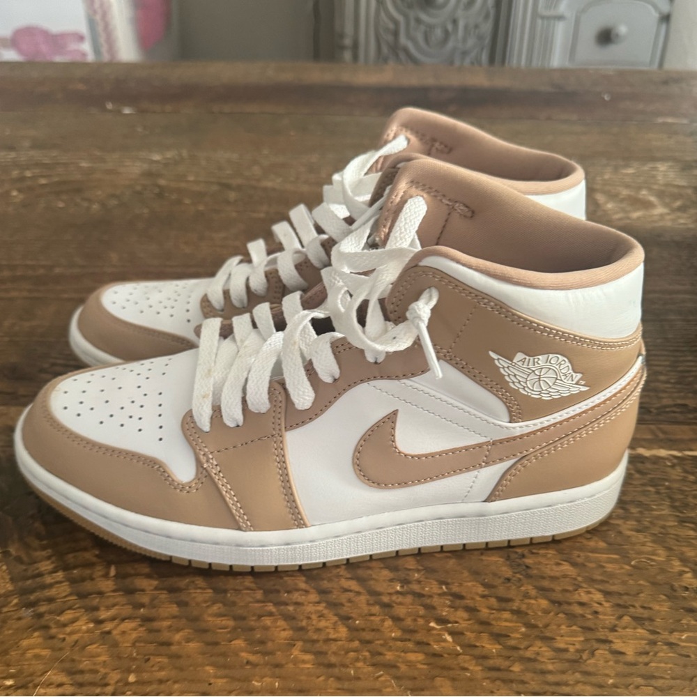 Nike Air Jordan 1 Mid Tan Gum Colorway size 8.5
Lk new